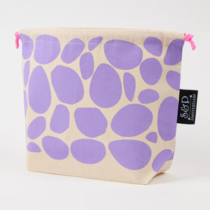 This image shows a Drawstring Bag from the brand LOVE IT with a lilac pebbles design.
