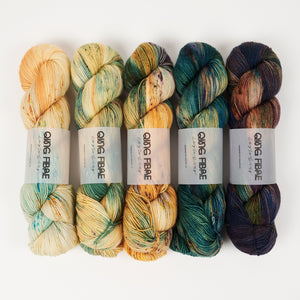 Qing Fibre WAVY WIGGLES - AUTUMN FADE Blue Faced Leicester Fingering green yellow multicolor Westknits Kits