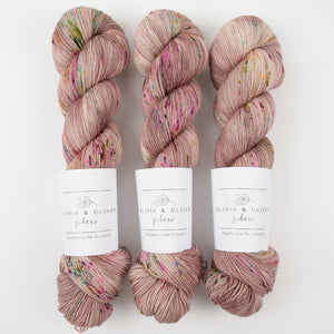 OLIVIA BFL - SCATTERED PETALS