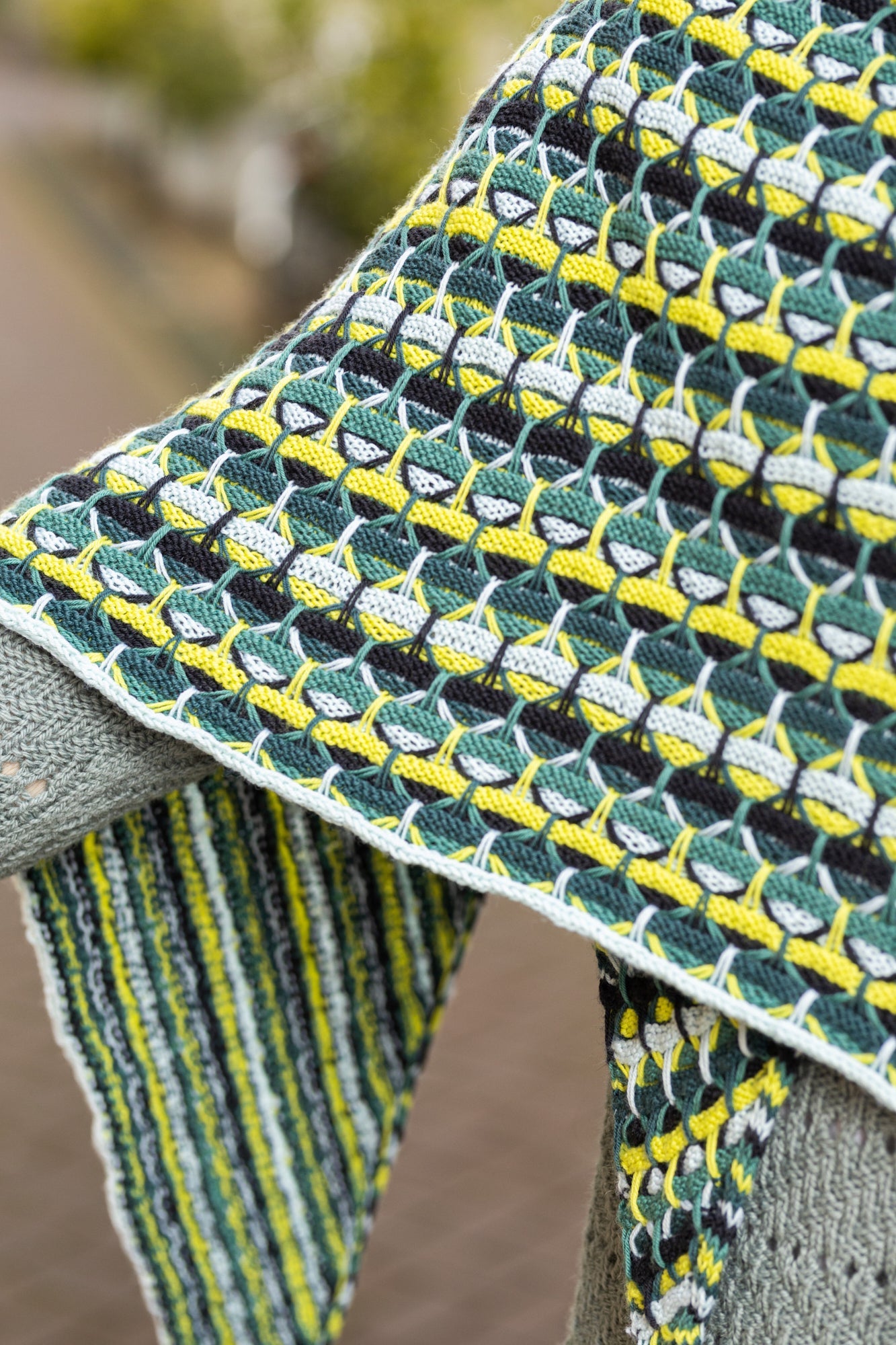 AURORA CABIN TRIANGLE PATTERN