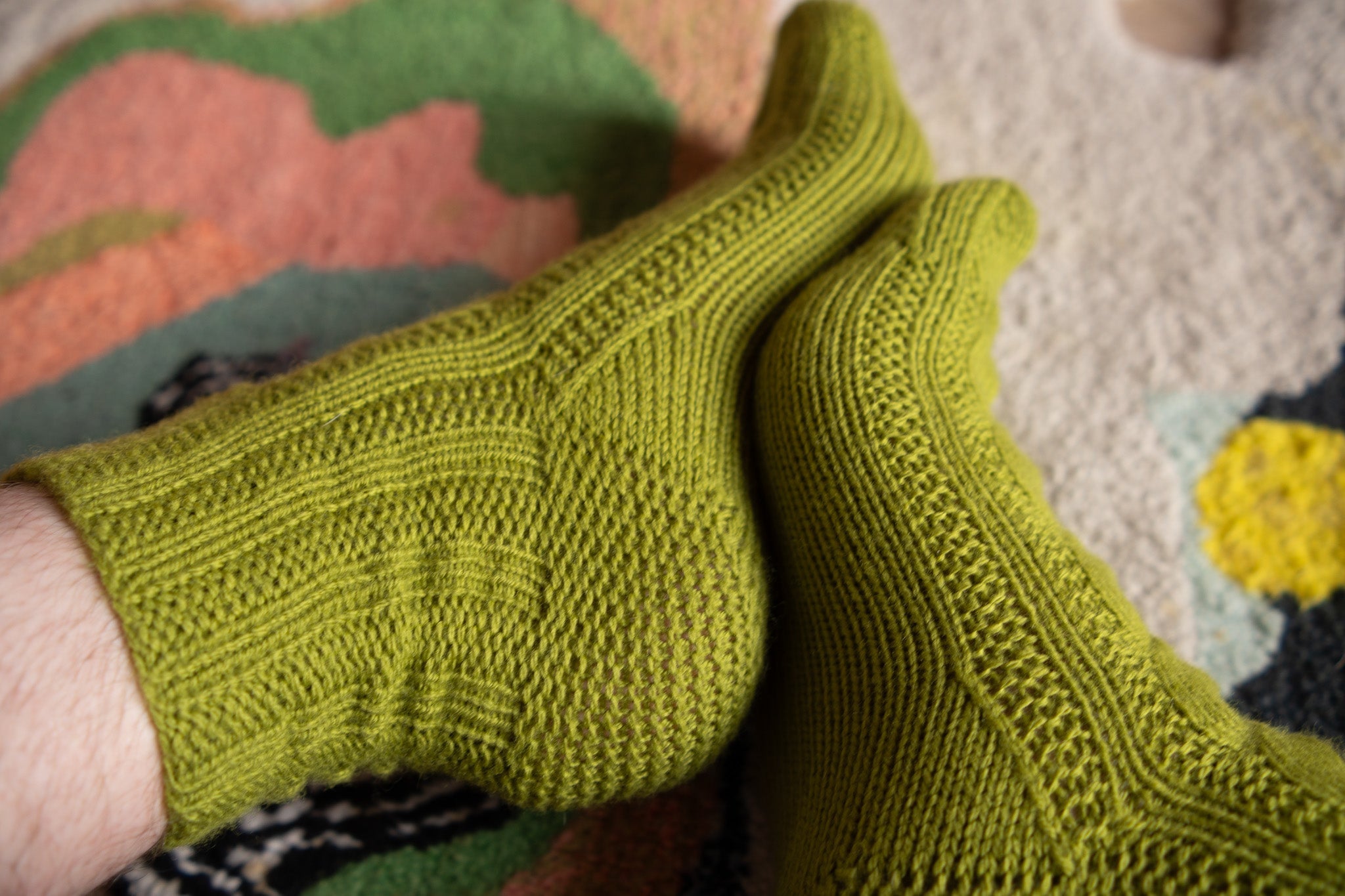 BILLOWING BRAID SOCKS PATTERN