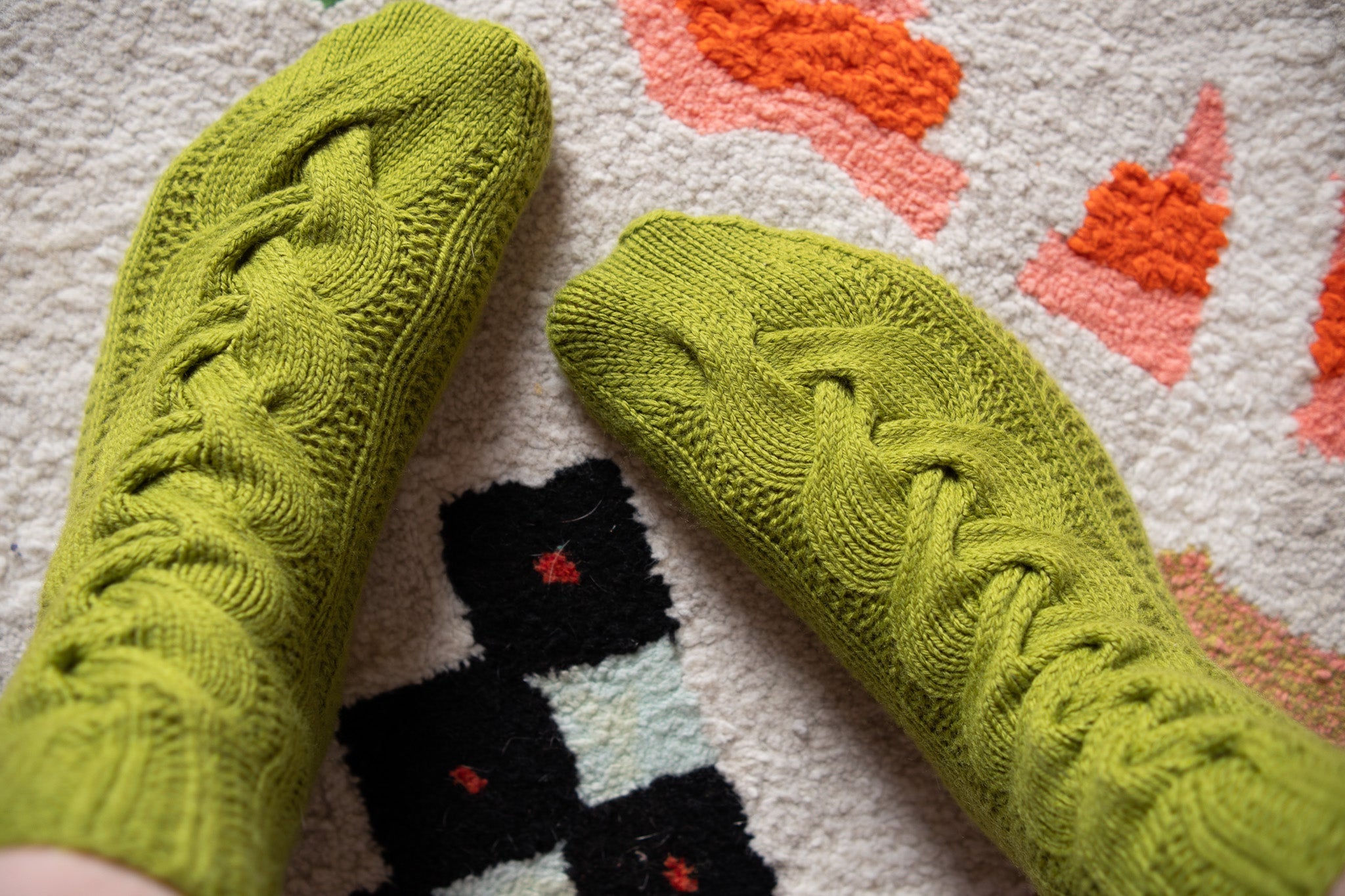 BILLOWING BRAID SOCKS PATTERN