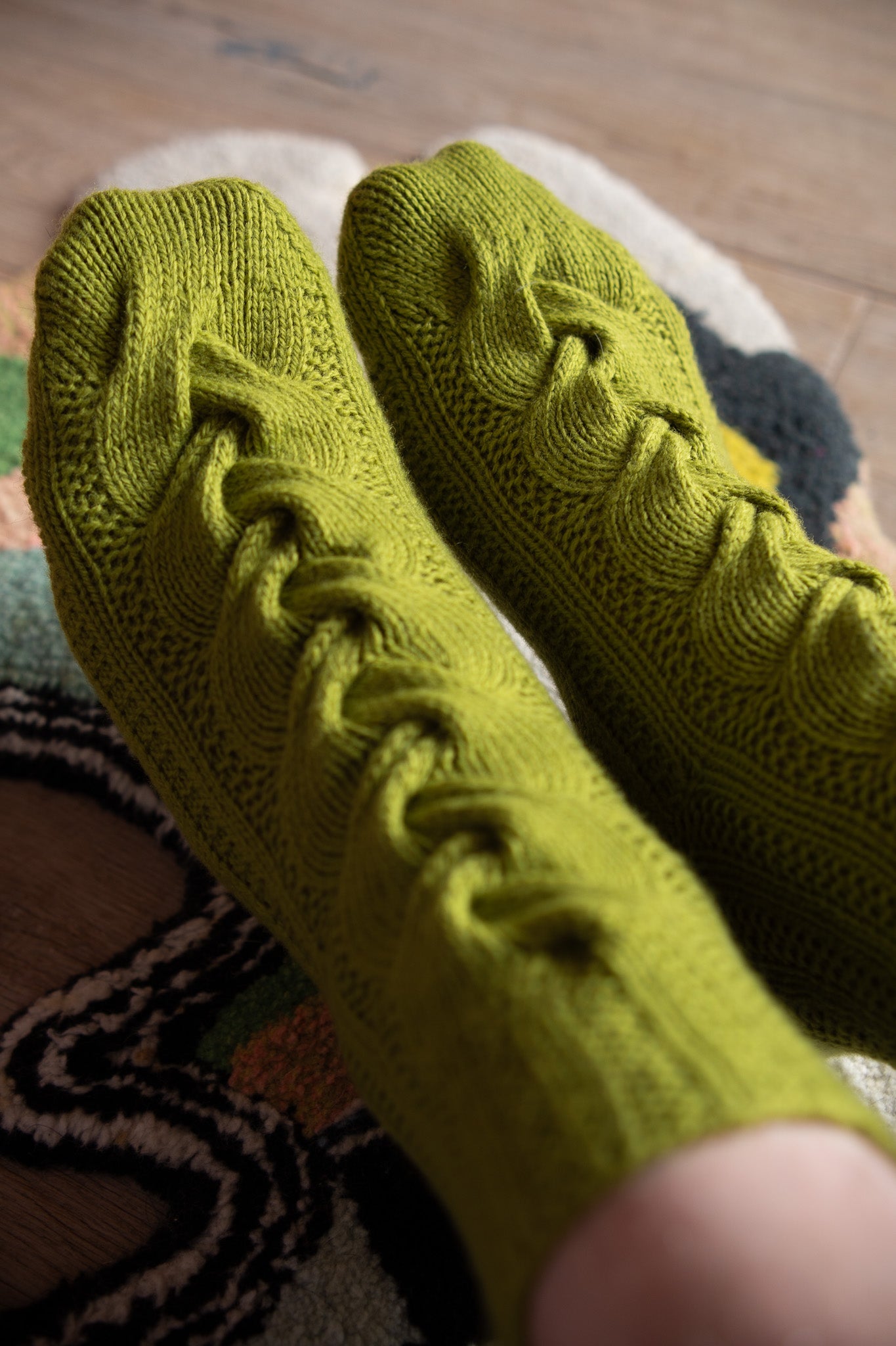 BILLOWING BRAID SOCKS PATTERN