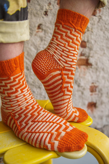 CONTRAST BLAST SOCKS PATTERN