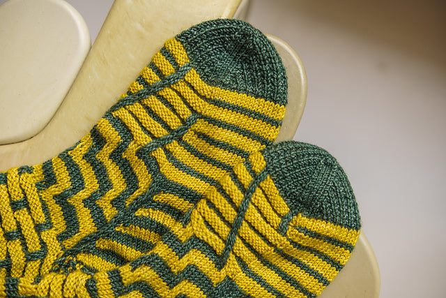 CONTRAST BLAST SOCKS PATTERN