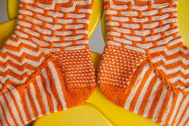 CONTRAST BLAST SOCKS PATTERN
