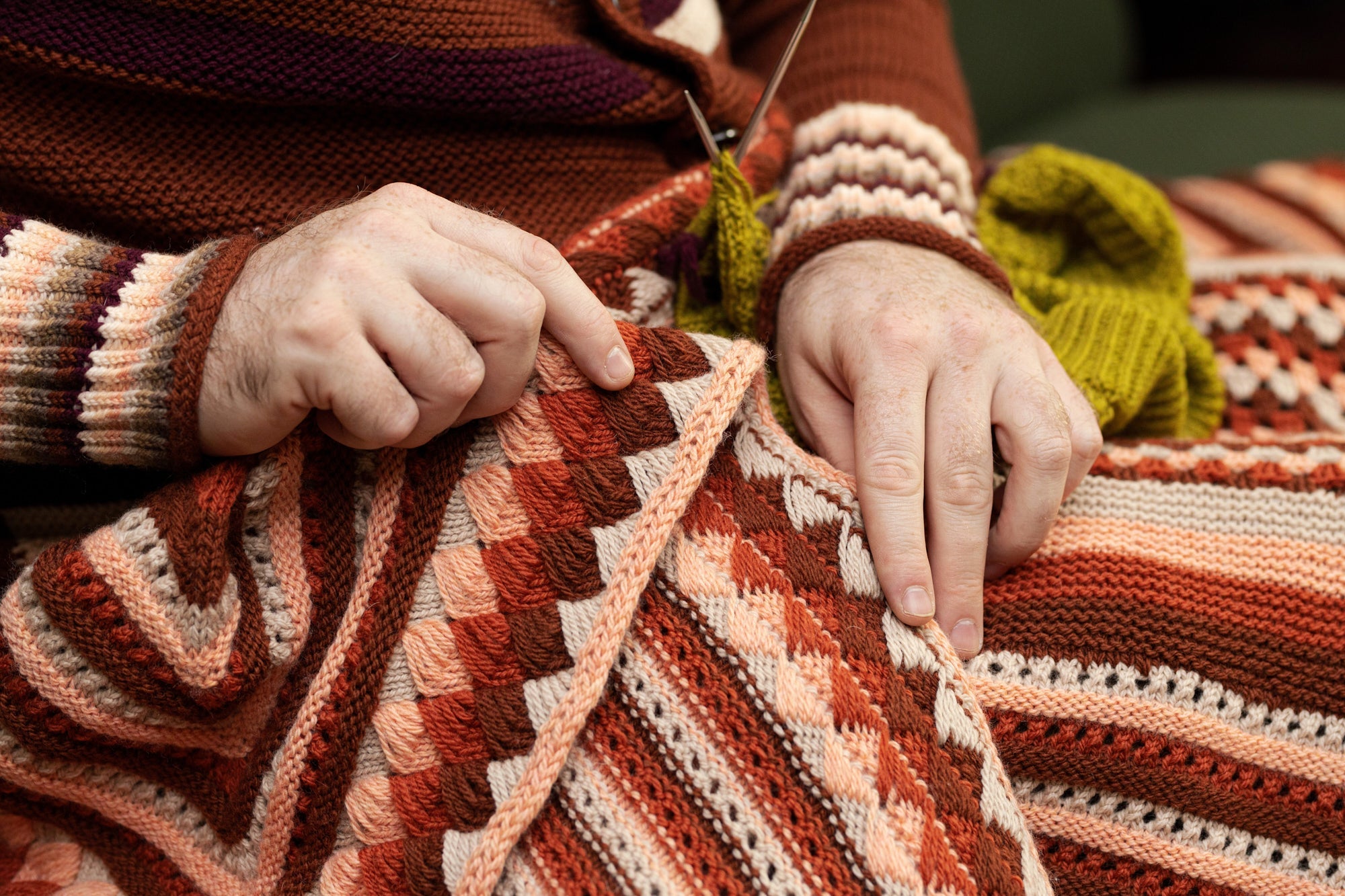 GEOGRADIENT BLANKET PATTERN