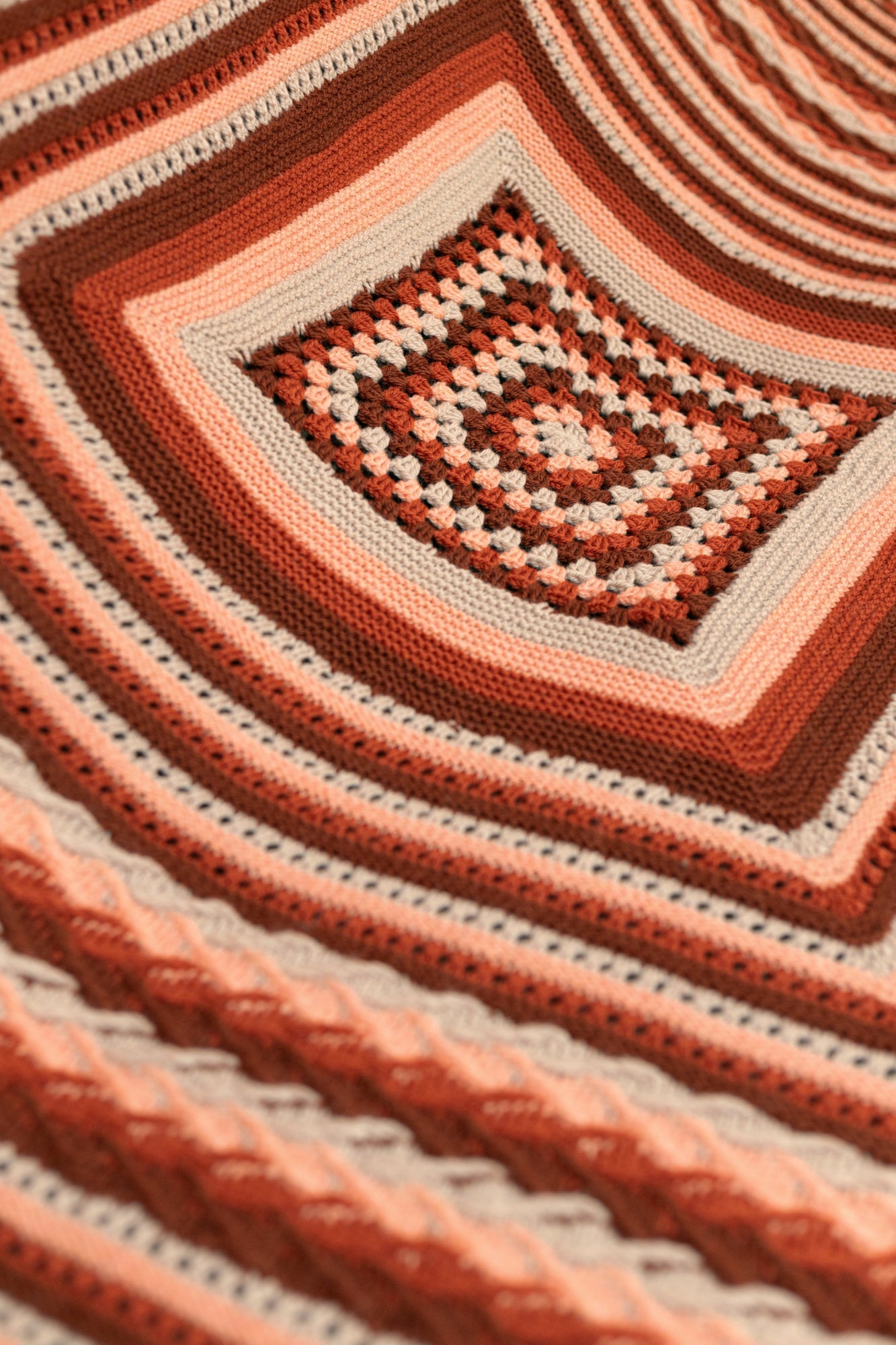 GEOGRADIENT BLANKET PATTERN