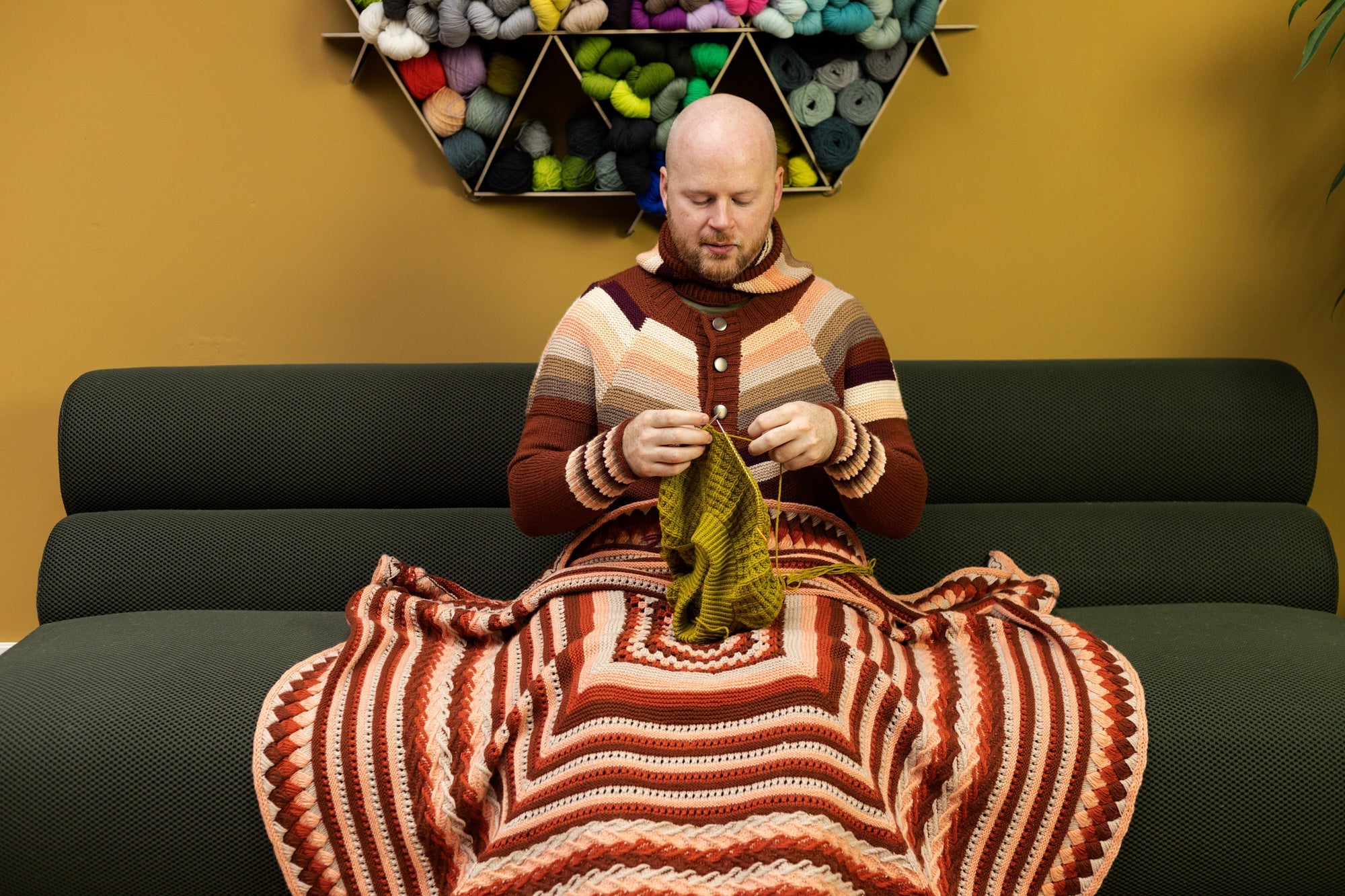 GEOGRADIENT BLANKET PATTERN