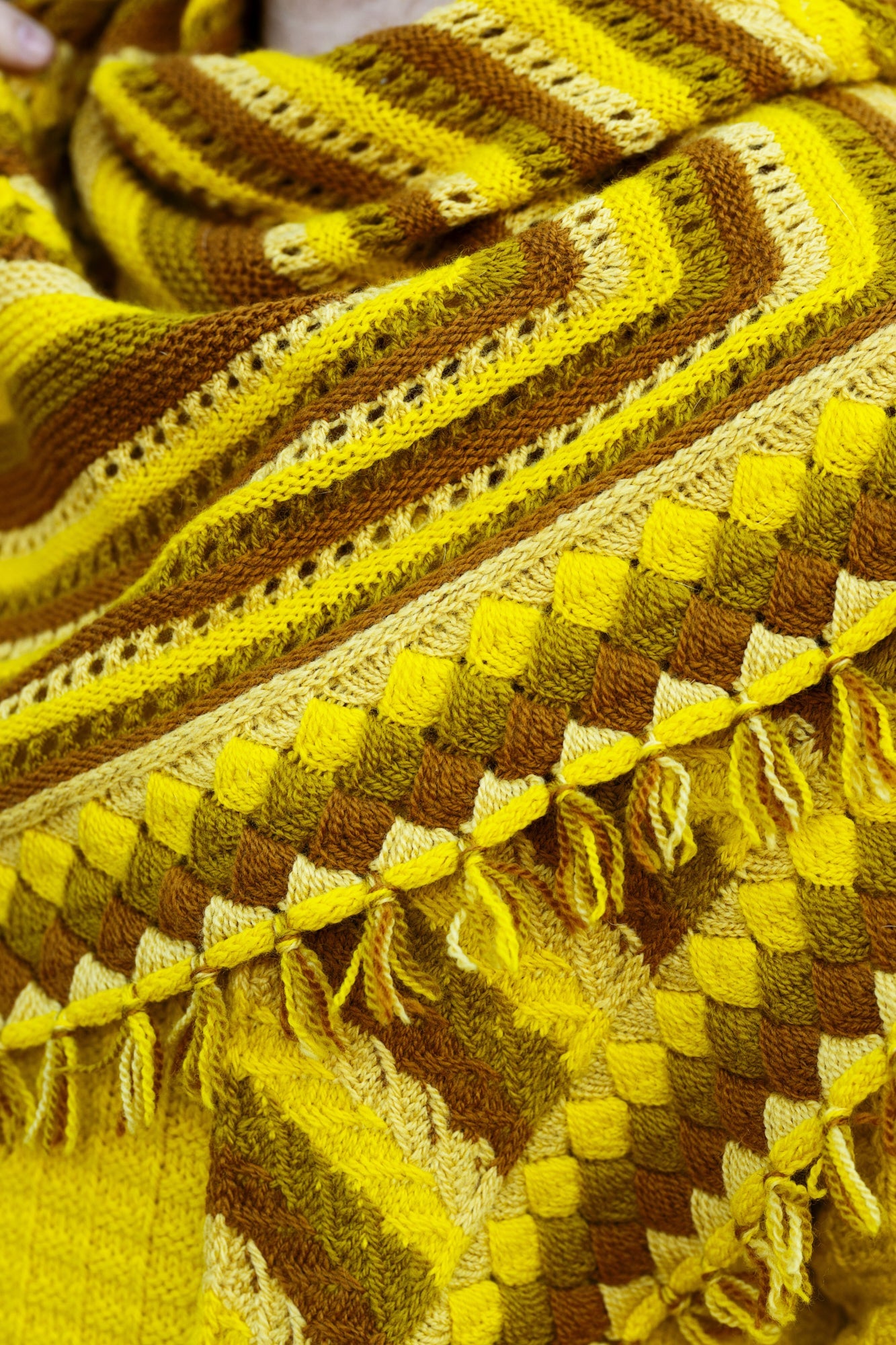 GEOGRADIENT SHAWL PATTERN