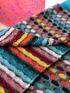 PAINTING HONEYCOMBS BLANKET PATTERN