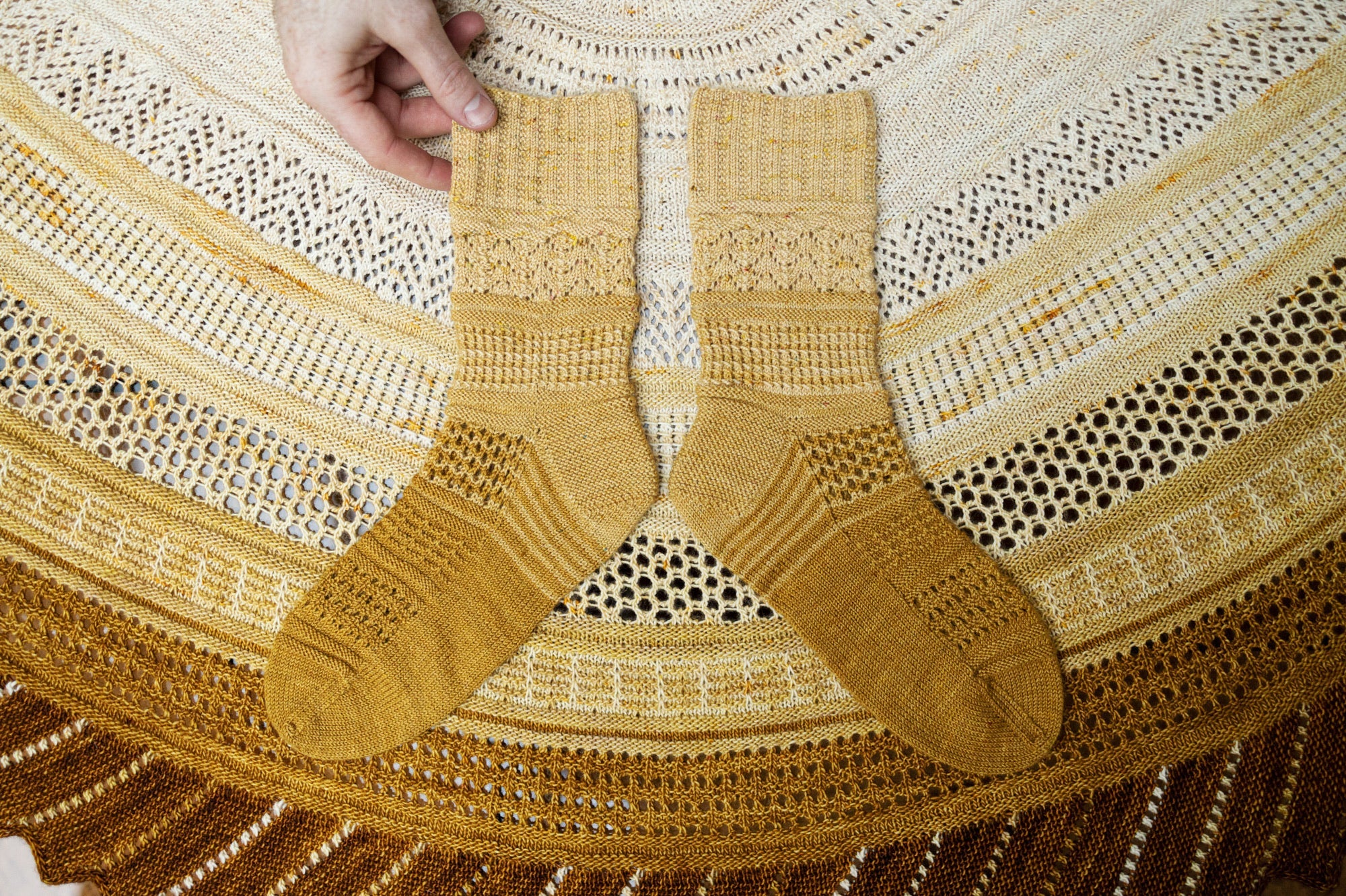 GLITTERING SNOWSCAPE SOCKS PATTERN