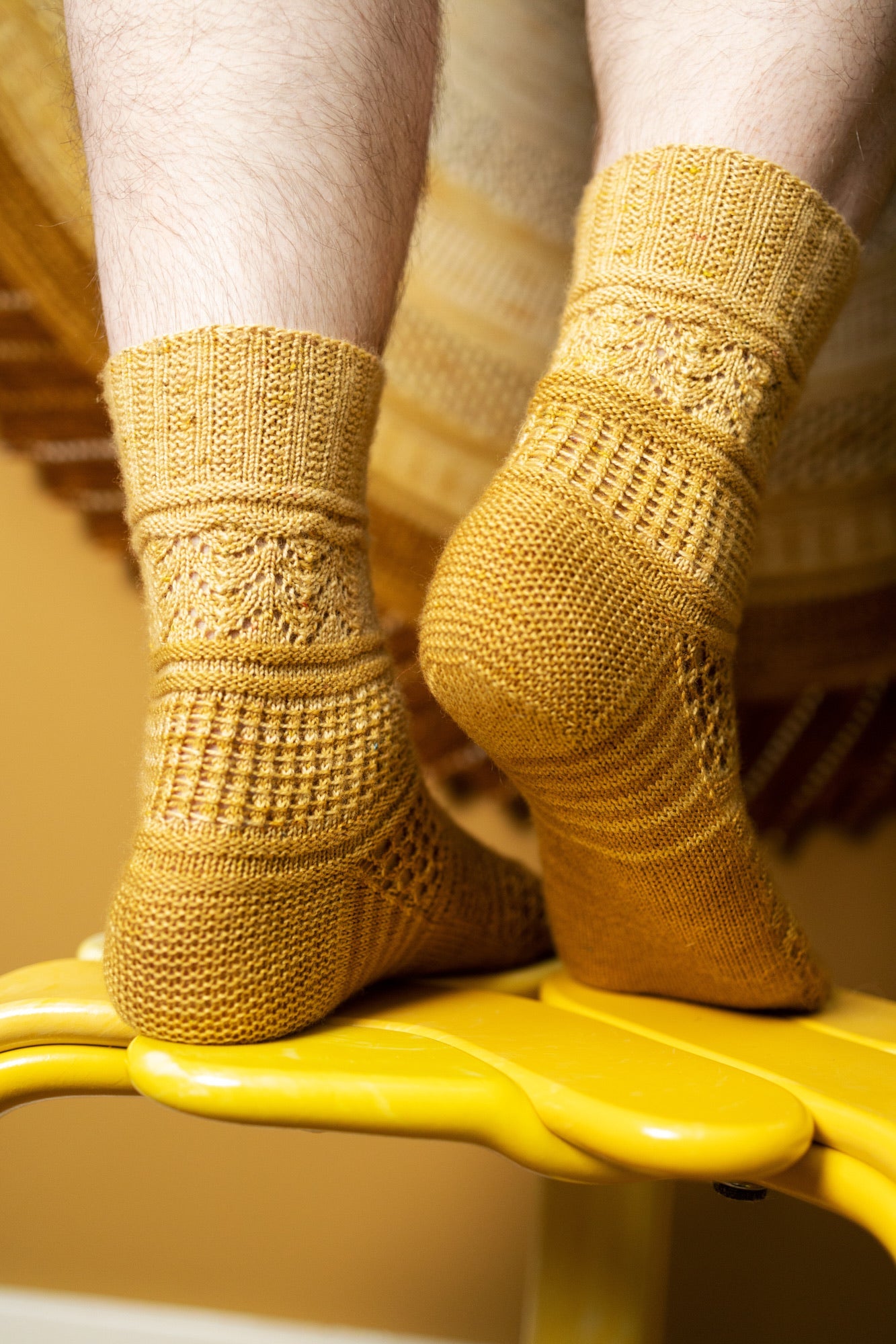 GLITTERING SNOWSCAPE SOCKS PATTERN