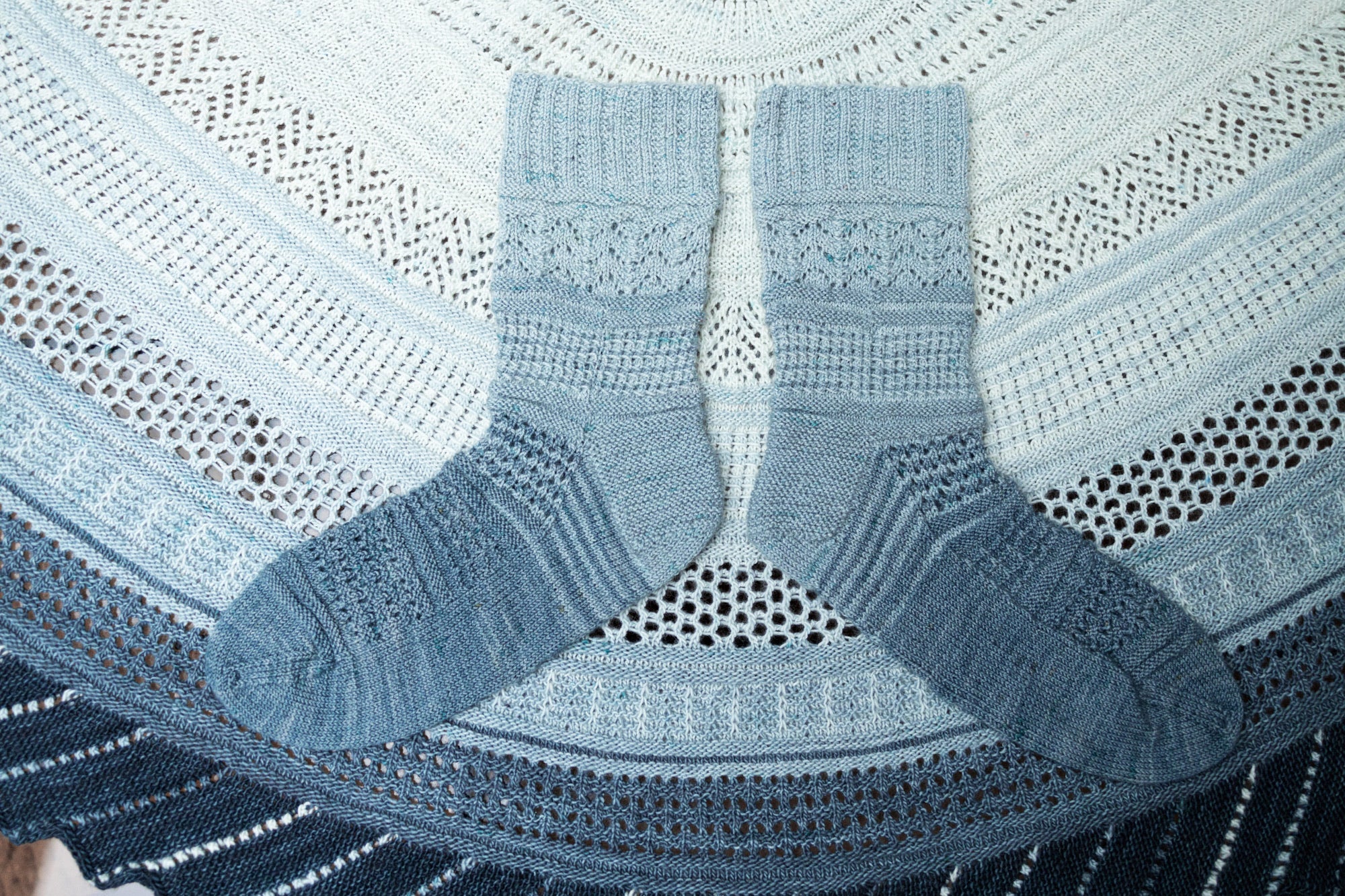 GLITTERING SNOWSCAPE SOCKS PATTERN