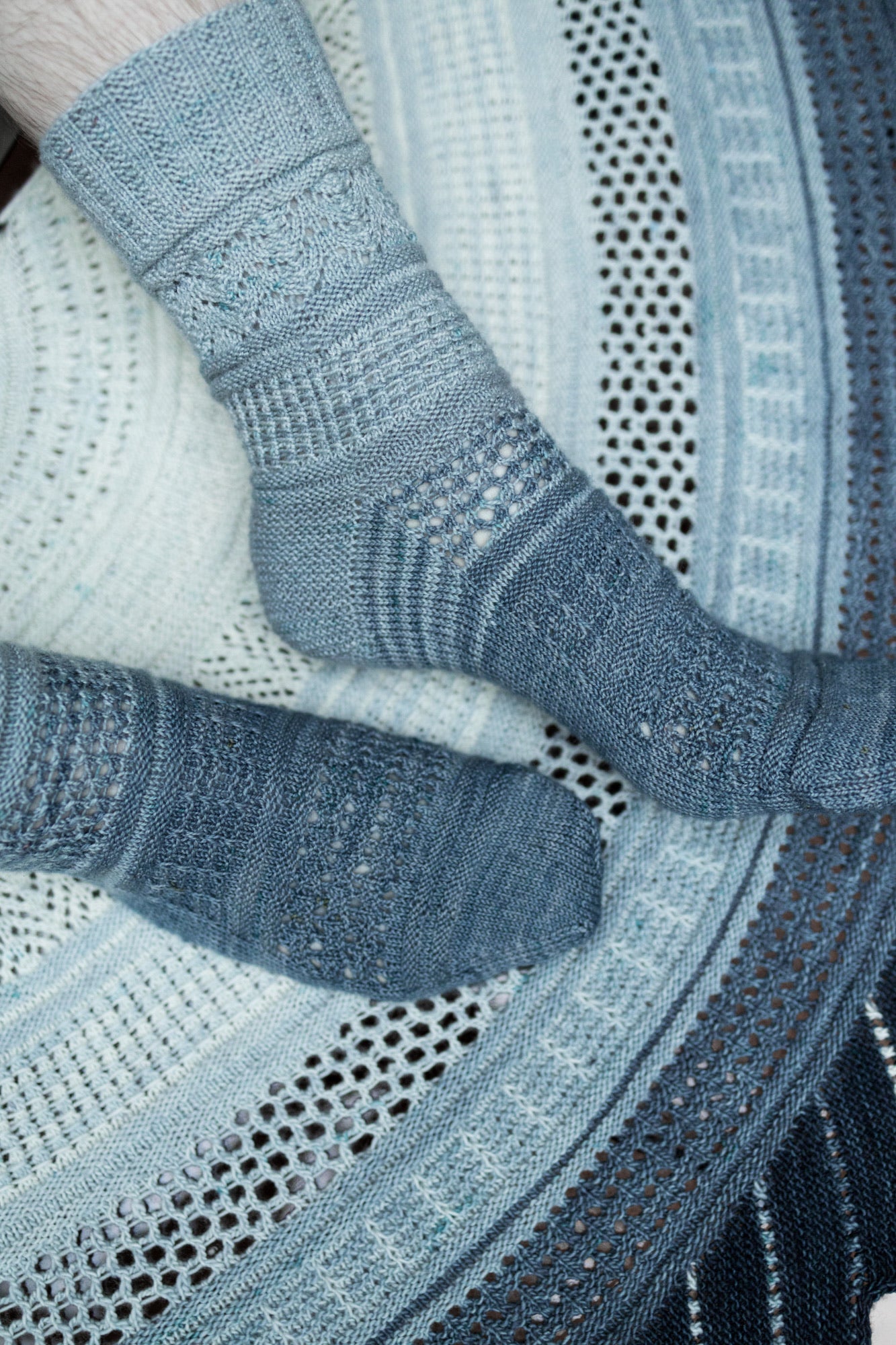 GLITTERING SNOWSCAPE SOCKS PATTERN