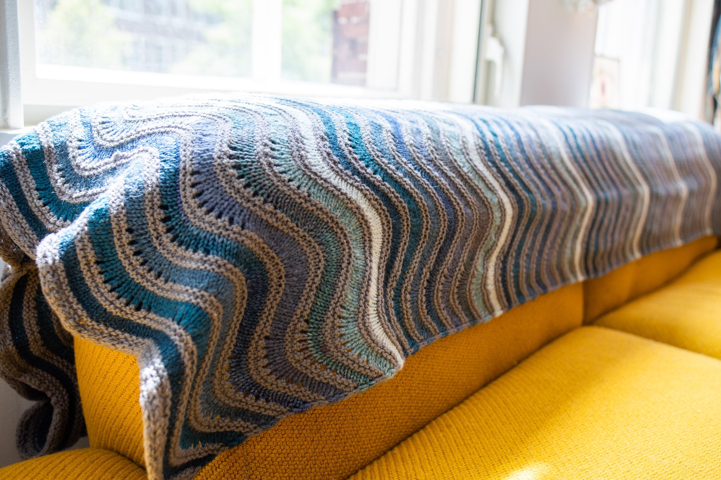 PAINTING WAVES BLANKET PATTERN