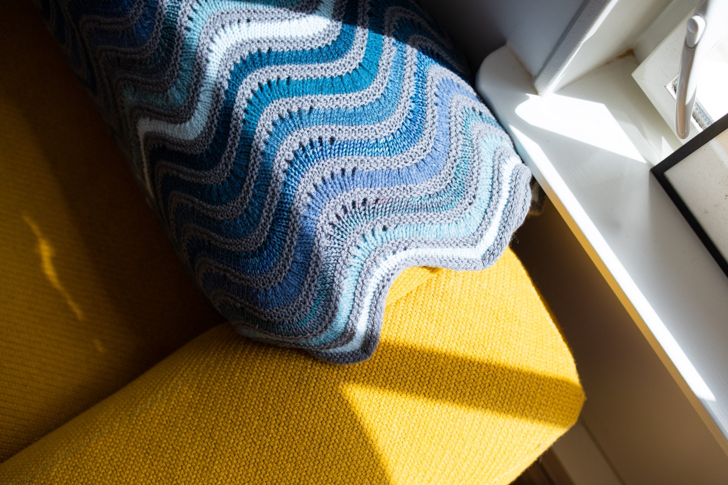 PAINTING WAVES BLANKET PATTERN