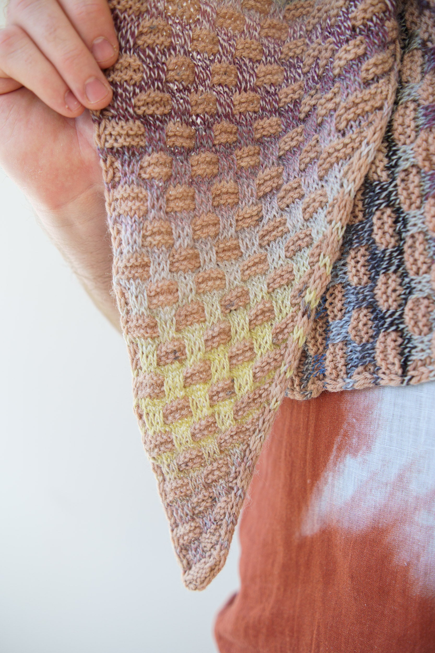 WOVEN CHECKS SHAWL PATTERN