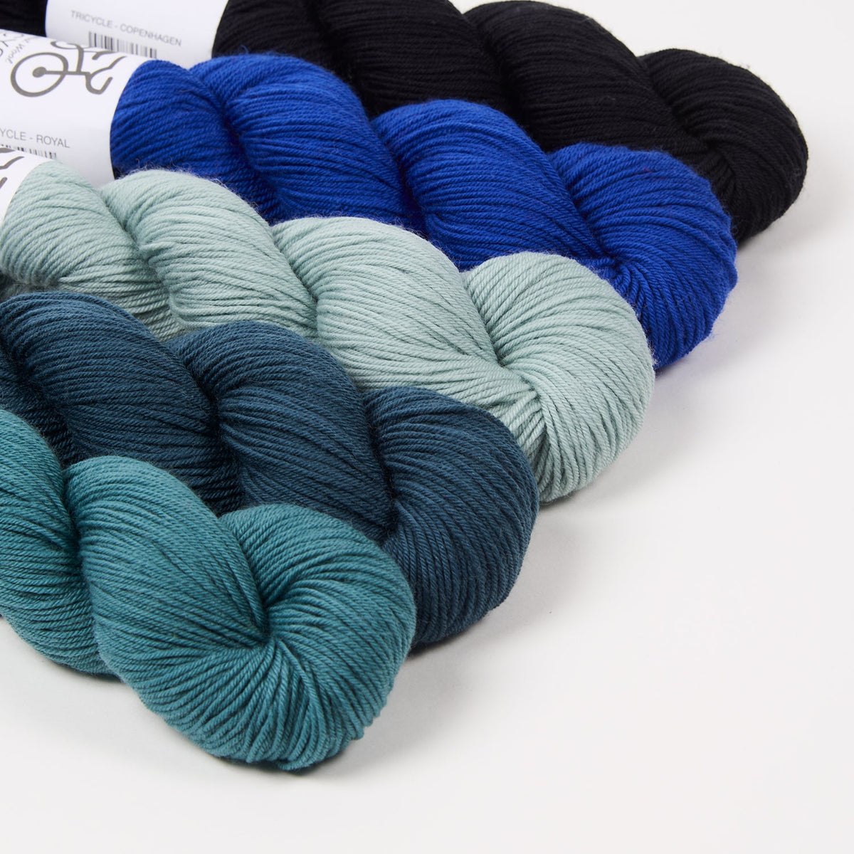 DELECTABLE COLLECTIBLE SHAWL - FLOATING AROUND